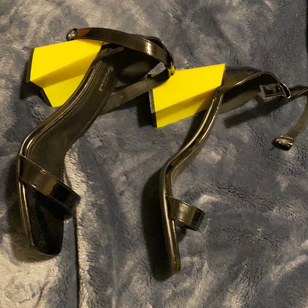 Neon heel shoes 👠